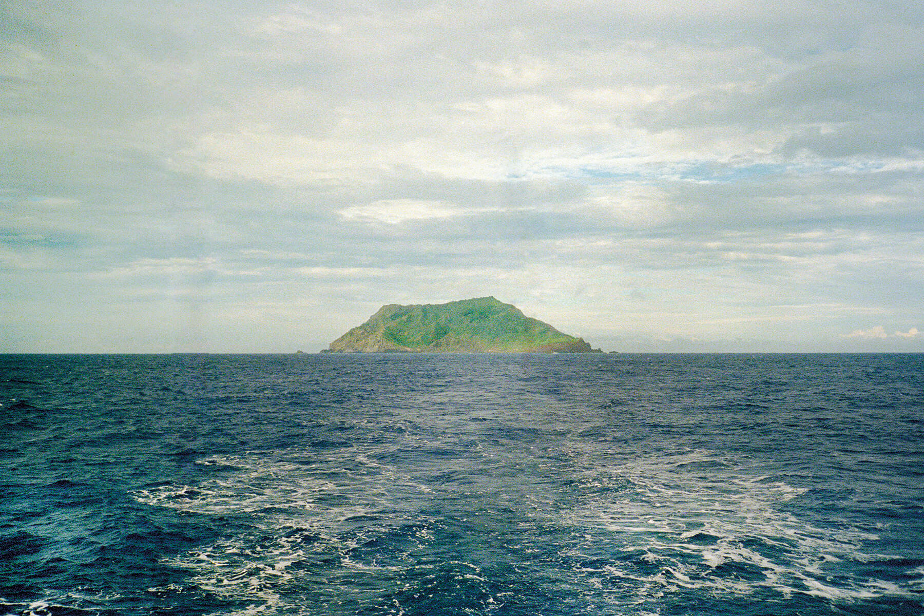 Pitcairn_from_Afar_23.3×35